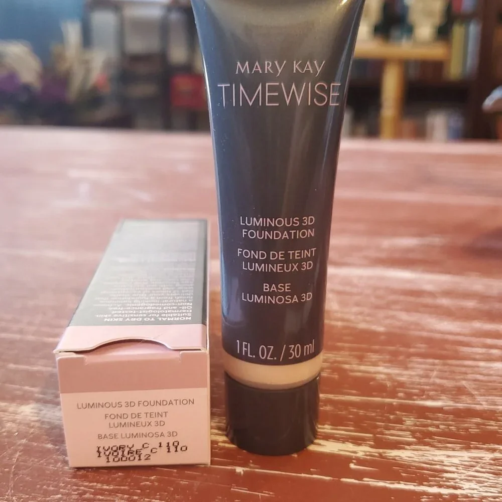 Ivory C 110 (Cool) Luminous 3D Foundation Normal to Dry Skin TimeWise®